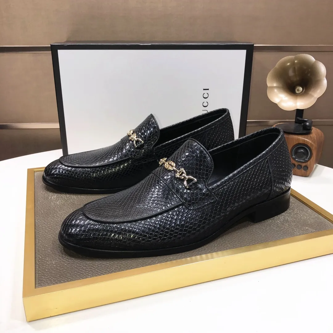 Men's shoes💰500💰Italy's top luxury men's shoe giant (GUCCI) (Gucci) (full cowhide lining) new arrival🍃Original European style🔰 Pleasant to the eye😍In order to make the shoes more durable and non-deformable🌀The production continues to follow traditional methods but there is still no lack of innovation💪Choose original sheepskin for the leather♻️ Smooth and natural And extra bright ⭐Made of imported cowhide, the first choice of rich people 38-45 (45 customized)